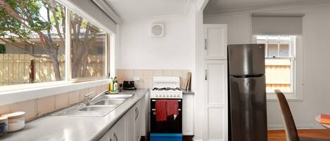 ثلاجة، ميكروويف، فرن، موقد طهي مسطح