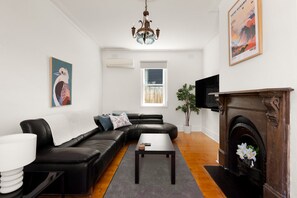 TV - Art Deco Era Guest Cottage with Off Street Parking (Northcote)