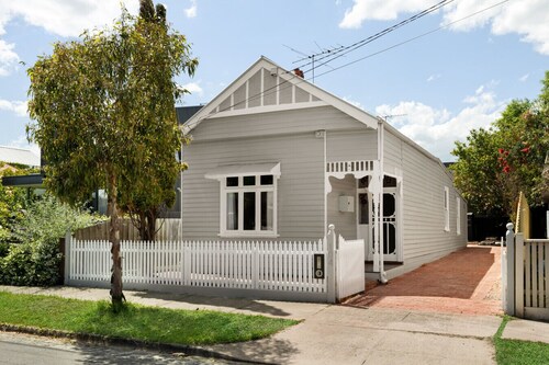 Art Deco Era Guest Cottage with Off Street Parking