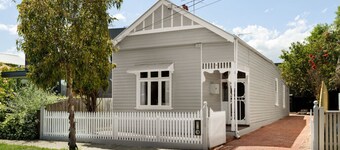 Art Deco Era Guest Cottage with Off Street Parking