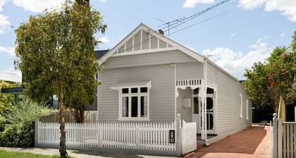 Art Deco Era Guest Cottage with Off Street Parking