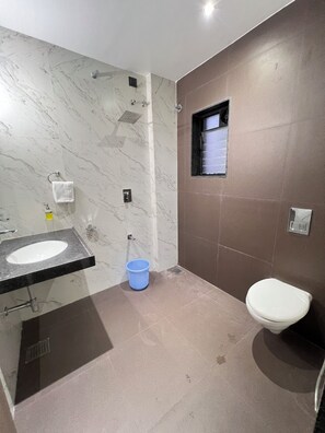 Quarto luxo | Banheiro | Chuveiro, produtos de toalete grátis, toalhas de banho, sabonete