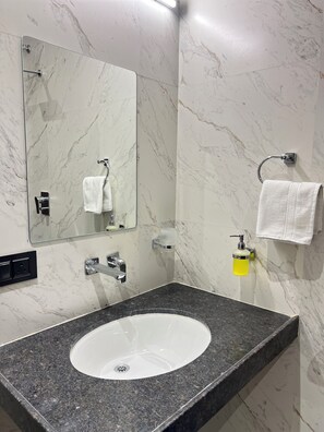 Deluxe Room | Bathroom | Shower, free toiletries, towels, soap