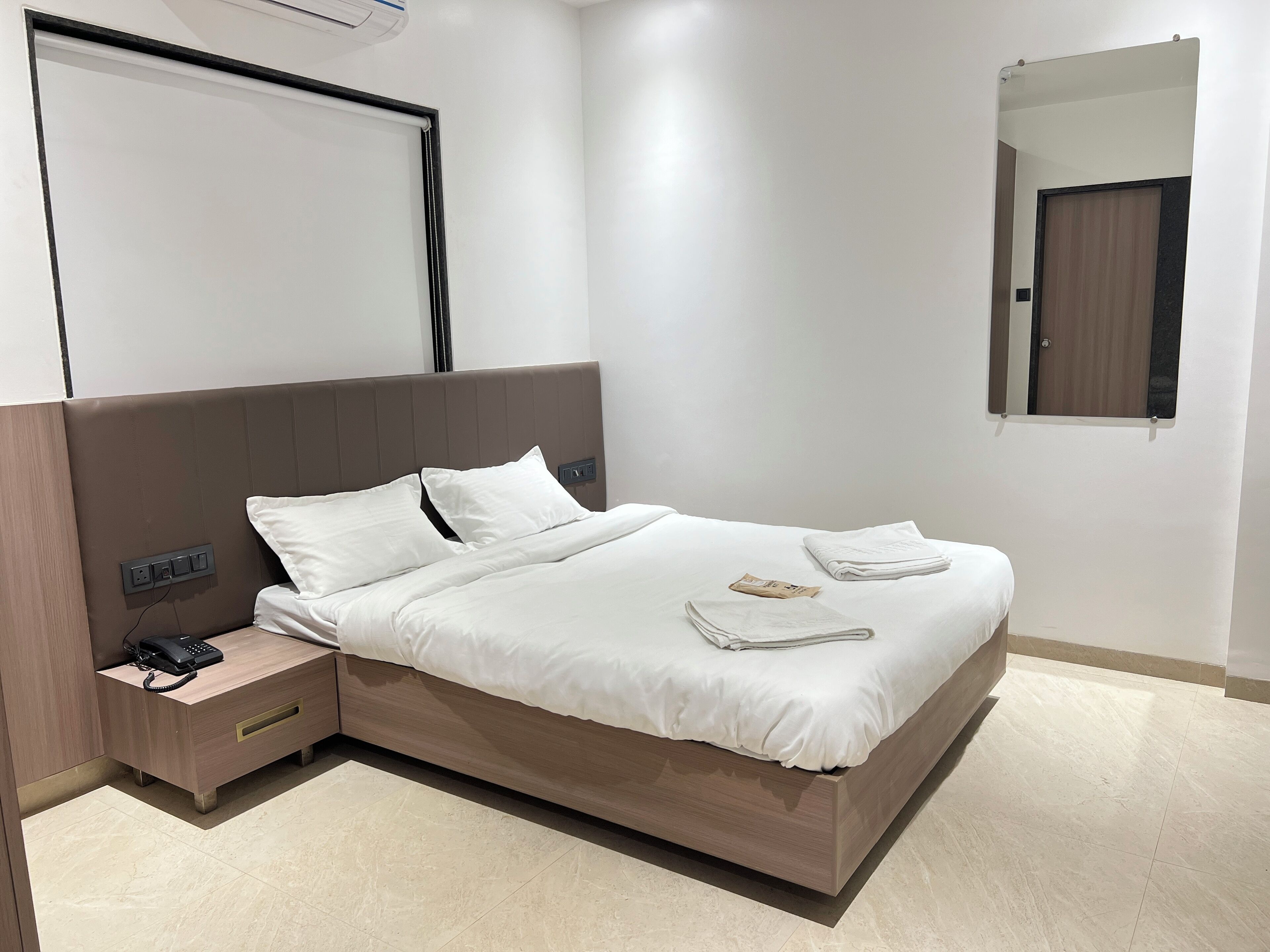 Phòng Deluxe | Bàn, khu vực làm việc phù hợp cho laptop 