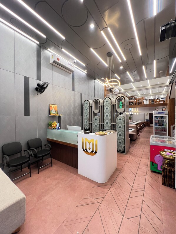 Reception - Hotel Grand Madhuram (Chhatrapati Sambhajinagar)