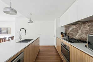 Fridge, microwave, oven, stovetop - Maylands Retreat – Spacious 5BR Family Haven with Parking & Outdoor Area (Maylands)