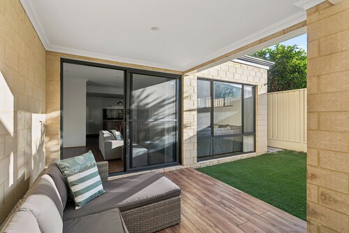 Maylands Retreat – Spacious 5BR Family Haven with Parking & Outdoor Area