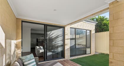 Maylands Retreat – Spacious 5BR Family Haven with Parking & Outdoor Area