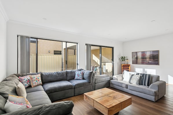 TV, books - Maylands Retreat – Spacious 5BR Family Haven with Parking & Outdoor Area (Maylands)