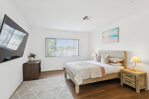 Työpöytä, silitysrauta/-lauta, vauvan matkasänky, internet