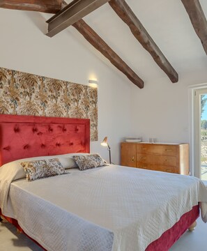 Huvila, 3 makuuhuonetta, yksityinen uima-allas, näköala puutarhaan | 3 makuuhuonetta