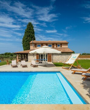 Huvila, 3 makuuhuonetta, yksityinen uima-allas, näköala puutarhaan | Uima-allas | Ulkouima-allas