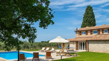 Vila, 3 quartos, piscina particular, vista para o jardim | Piscina | Piscina externa
