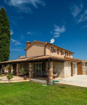 Huvila, 3 makuuhuonetta, yksityinen uima-allas, näköala puutarhaan | Ulkopuoli