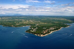 An aerial view of a coastal island with scattered buildings, surrounded by water and greenery. - Spacious Country Villa With Private Pool (Tar-Vabriga)