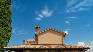 Vila, 3 quartos, piscina particular, vista para o jardim | Fachada