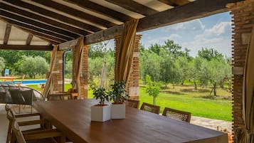 Vila, 3 quartos, piscina particular, vista para o jardim | Opções para refeição ao ar livre