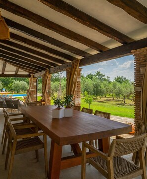 Villa, 3 Schlafzimmer, eigener Pool, Gartenblick | Speisen im Freien