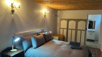 Habitación básica doble | Escritorio, wifi gratis, ropa de cama