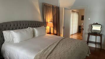 Family House | Desk, free WiFi, bed sheets