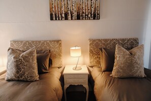 Phòng 2 giường đơn Tiêu chuẩn | Bàn, truy cập Internet không dây miễn phí 