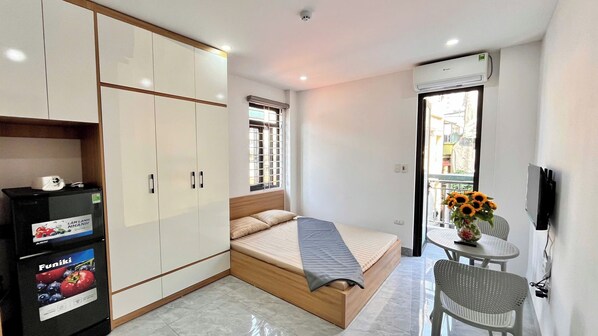 Monolocale, balcone, vista città | Minibar, Wi-Fi gratuito, lenzuola