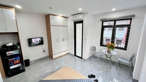 Monolocale, balcone, vista città | Minibar, Wi-Fi gratuito, lenzuola