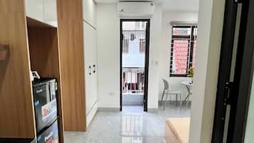 Monolocale, balcone, vista città | Minibar, Wi-Fi gratuito, lenzuola