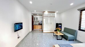 Suite monolocale, balcone, vista città | Minibar, Wi-Fi gratuito, lenzuola