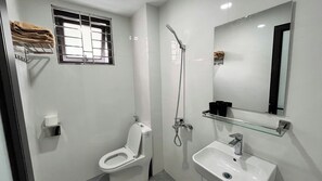 Suite estudio, balcón, vista a la ciudad | Baño | Secadora de cabello, toallas, jabón, shampoo 