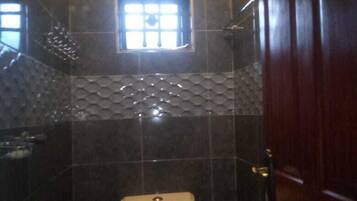 Familie appartement | Badkamer | Een douche, pantoffels, handdoeken, zeep