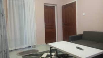 Deluxe Apartment | Ruang tamu | 32 inci sebuah televisyen pintar dengan digital