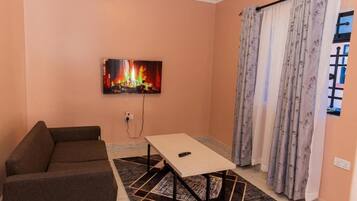 Familie appartement | Woonruimte | Een 32-inch smart-tv met digitale zenders