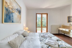 2 bedrooms - GuestHost - Spacious and comfortable apartment of approximately 200 sqm, accommodating up to four people, located on the lower ground floor of a villa (accessible by steps).The property is located in a residential area surrounded by greenery, about a 15- (Perugia)
