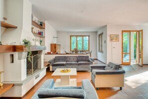 Ping pong - GuestHost - Spacious and comfortable apartment of approximately 200 sqm, accommodating up to four people, located on the lower ground floor of a villa (accessible by steps).The property is located in a residential area surrounded by greenery, about a 15- (Perugia)