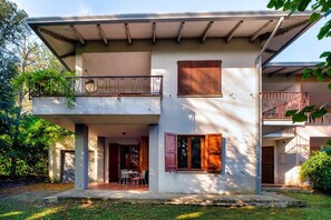Exterior - GuestHost - Spacious and comfortable apartment of approximately 200 sqm, accommodating up to four people, located on the lower ground floor of a villa (accessible by steps).The property is located in a residential area surrounded by greenery, about a 15- (Perugia)