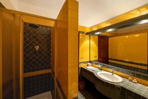 Shower, bidet, towels - GuestHost - Spacious and comfortable apartment of approximately 200 sqm, accommodating up to four people, located on the lower ground floor of a villa (accessible by steps).The property is located in a residential area surrounded by greenery, about a 15- (Perugia)