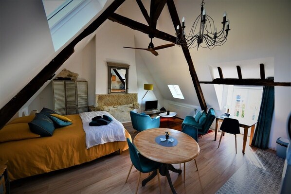 2 habitaciones, tabla de planchar con plancha y ropa de cama 