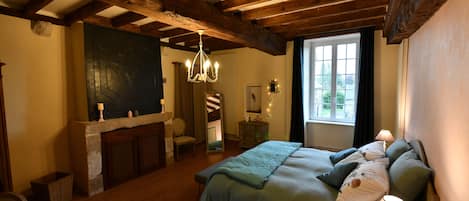 2 bedrooms, iron/ironing board, bed sheets