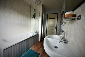 Regadera, amenidades de baño ecológicas, secadora de cabello, toallas 