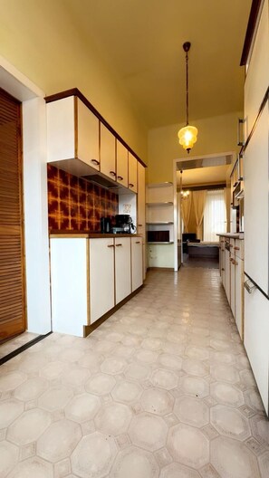 Appartamento Basic | Cucina privata | Frigorifero, microonde, piano cottura, lavastoviglie