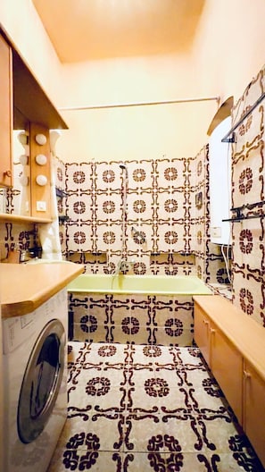 Basic Apartment | Bathroom