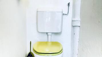 Appartamento Basic | Bagno | Combinazione doccia/vasca, set di cortesia gratuito, asciugacapelli