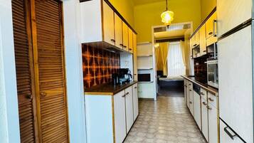 Apartemen Basic | Dapur pribadi | Lemari es, microwave, kompor, dan mesin pencuci piring