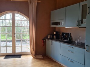 Kylskåp, spishäll, diskmaskin och kaffe- och tebryggare