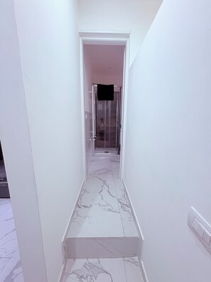 Comfort Twin Room, Patio, Courtyard View | Bilik Mandi | Pancuran mandi, kelengkapan dandanan diri percuma, pengering rambut 