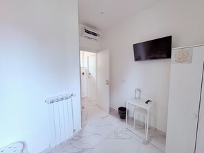 Comfort Twin Room, Patio, Courtyard View | Seterika/papan seterika, Wi-fi percuma 