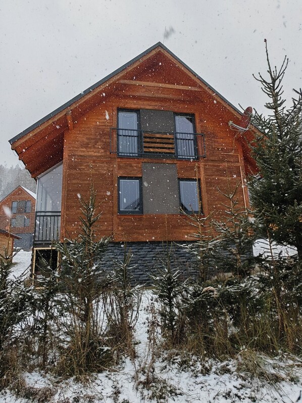Exterior - Cozy 4-bedroom chalet in lovely Martin with refreshing AC (Martin)