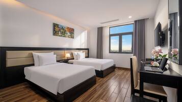 Ropa de cama hipoalergénica y caja de seguridad en la habitación