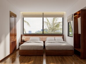 مكتب ومساحة عمل للكمبيوتر المحمول وستائر تعتيم وتجهيزات عازلة للصوت